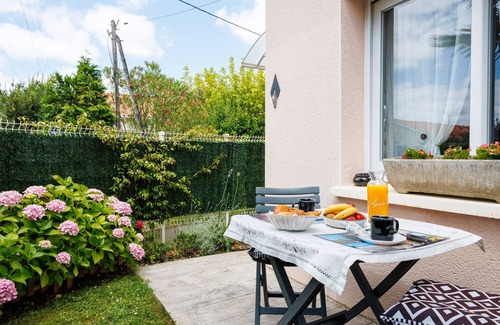Pessac House | Holiday Home 'Le Petit Prince - Pessac, Bordeaux' with Private Terrace, Wi-Fi and Air Conditioning