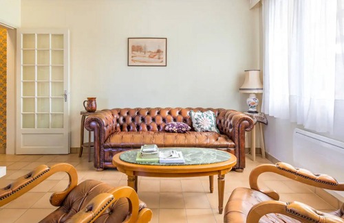 Bozouls House | Holiday Home 'Le Pigeon Bleu' with Private Terrace, Private Garden and Wi-Fi