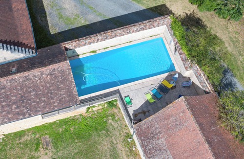 Mayac House | Holiday Home 'Le Pigeonnier' with Shared Pool, Wi-Fi and Air Conditioning