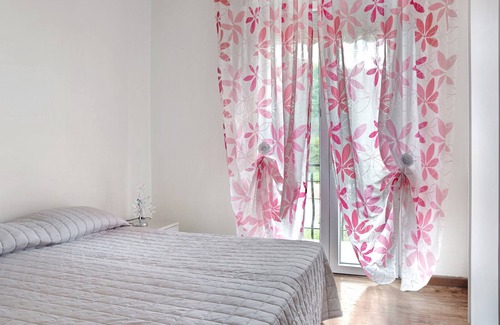 Cengio House | Holiday Home 'Le Rose' with Mountain View, Balcony and Wi-Fi