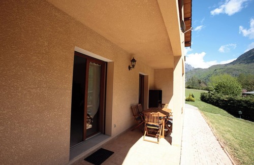 Valbonnais House | Holiday Home 'Les Rives Du Lac Valbonnais' with Lake View, Private Garden and Wi-Fi
