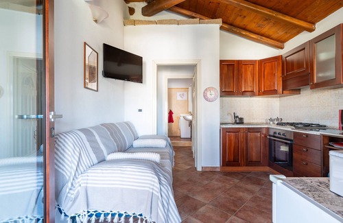 Torre di Bari House | Holiday Home 'Loredana' with Sea View, Wi-Fi and Air Conditioning