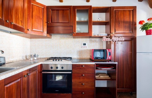 Torre di Bari House | Holiday Home 'Loredana' with Sea View, Wi-Fi and Air Conditioning
