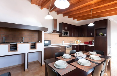 Villa de Mazo House | Holiday Home 'Los Duraznos' with Private Terrace, Private Garden and Wi-Fi