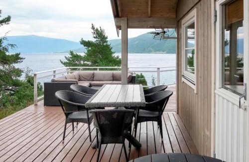 Vik House | Holiday Home Lyktvorholmen - FJS618 by Interhome