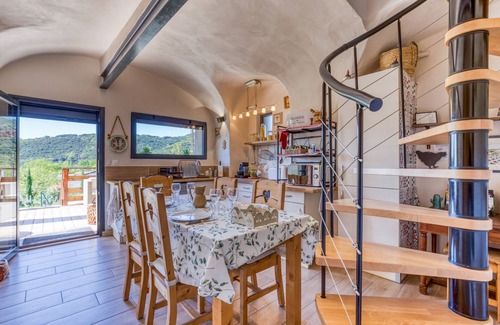 La Tour-Sur-Orb House | Holiday Home 'Maison De Village' with Private Pool, Wi-Fi and Air Conditioning
