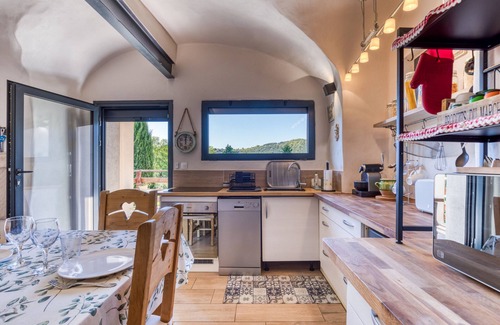 La Tour-Sur-Orb House | Holiday Home 'Maison De Village' with Private Pool, Wi-Fi and Air Conditioning