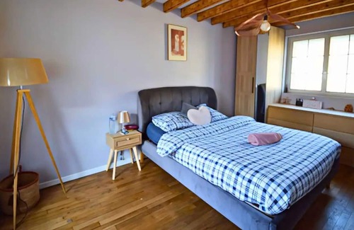 Amblainville House | Holiday Home 'Maison Champêtre Proche De Paris' with Shared Terrace and Wi-Fi