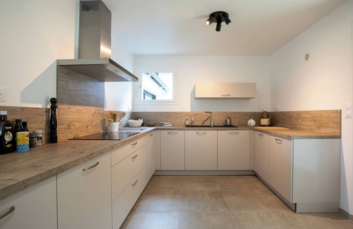 Ploubazlanec House | Holiday Home 'Maison Chevoir Pieds Dans L'eau' with Sea View, Private Terrace and Wi-Fi