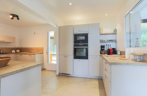 Ploubazlanec House | Holiday Home 'Maison Chevoir Pieds Dans L'eau' with Sea View, Private Terrace and Wi-Fi