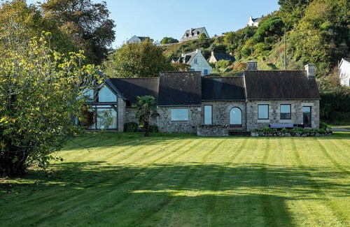 Ploubazlanec House | Holiday Home 'Maison Chevoir Pieds Dans L'eau' with Sea View, Private Terrace and Wi-Fi