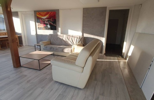 Bourges House | Holiday Home 'Maison Au 19' with Shared Terrace, Shared Garden and Wi-Fi