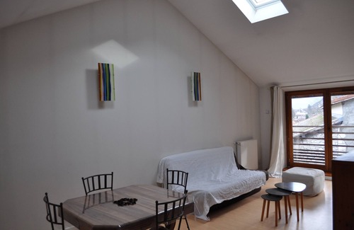 Noyarey House | Holiday Home 'Maison' with Mountain View, Shared Terrace and Wi-Fi