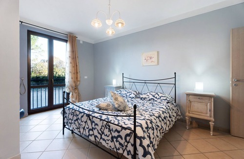 Dormelletto House | Holiday Home 'Margot Ca Bianca Dormelletto' with Shared Pool and Wi-Fi