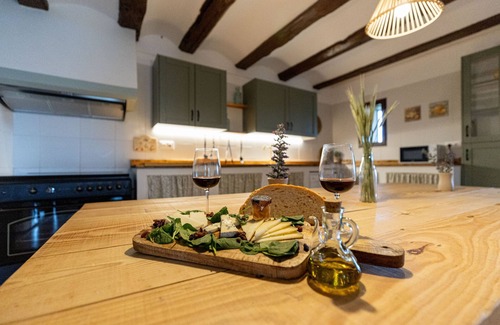 Allepuz House | Holiday Home 'Masía Casa Rullo' with Mountain View, Private Terrace and Wi-Fi