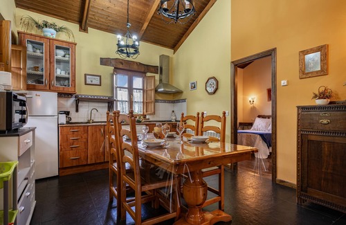 Villayon House | Holiday Home 'Maseda 1' with Mountain View, Shared Terrace and Private Garden
