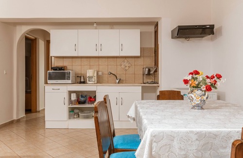 Kapparia House | Holiday Home 'Moraki Apartment 1 Andros' with Private Terrace, Shared Garden and Wi-Fi