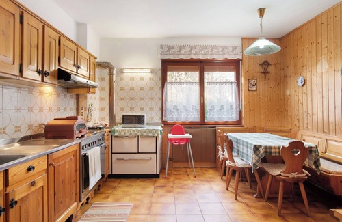 Terlago House | Holiday Home 'Moser' with Mountain View, Private Terrace and Wi-Fi