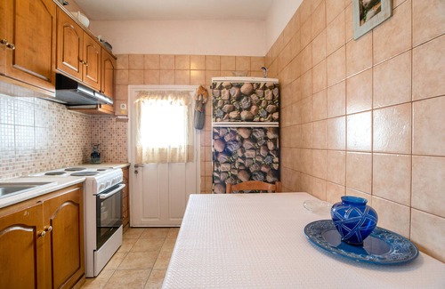 Vivlos House | Holiday Home 'Naxos Family House In Vivlos' with Sea View, Wi-Fi and Air Conditioning