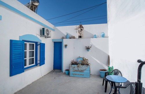Vivlos House | Holiday Home 'Naxos Family House In Vivlos' with Sea View, Wi-Fi and Air Conditioning