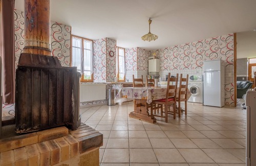 Nouart House | Holiday Home Nouart with Barbecue Garden