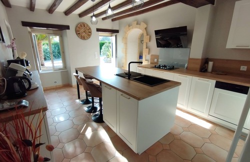 Huille House | Holiday Home 'O Gîte Bleu' with Private Pool, Private Garden and Wi-Fi