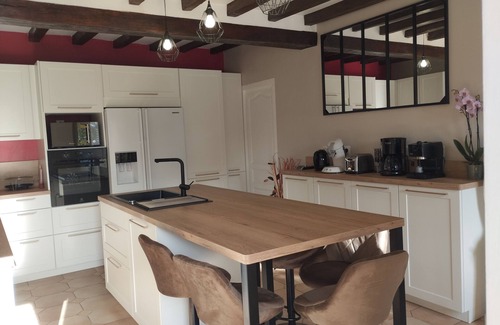 Huille House | Holiday Home 'O Gîte Bleu' with Private Pool, Private Garden and Wi-Fi