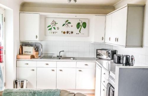 Henfield House | Holiday Home Oak Cottage by Interhome