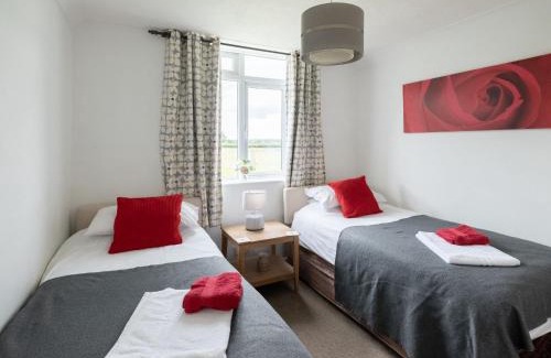 Henfield House | Holiday Home Oak Cottage by Interhome