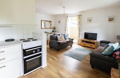 Henfield House | Holiday Home Oak Cottage by Interhome