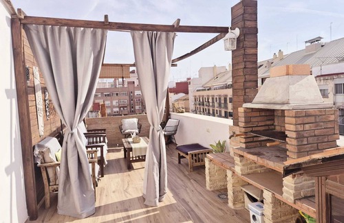Aiora House | Holiday Home 'Oasis De Valencia' with Private Terrace, Wi-Fi and Air Conditioning