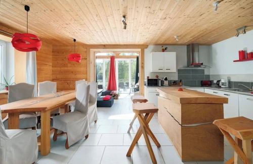 Uzemain House | Holiday Home 'Piscine Spa Et Sauna Privé' with Lake View, Private Pool and Wi-Fi