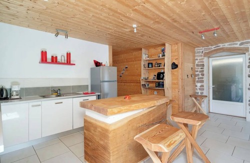 Uzemain House | Holiday Home 'Piscine Spa Et Sauna Privé' with Lake View, Private Pool and Wi-Fi