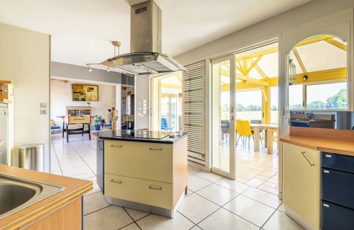 La Verrie House | Holiday Home 'Refuge des Amis' with Private Garden and Wi-Fi