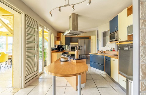 La Verrie House | Holiday Home 'Refuge des Amis' with Private Garden and Wi-Fi