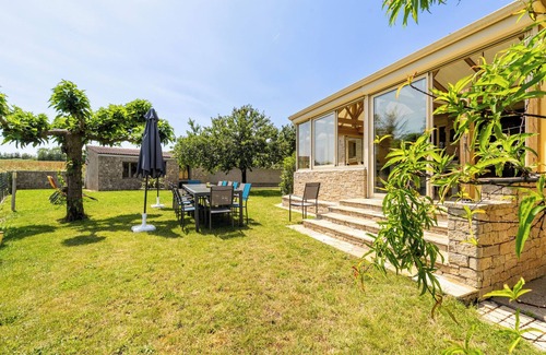 La Verrie House | Holiday Home 'Refuge des Amis' with Private Garden and Wi-Fi