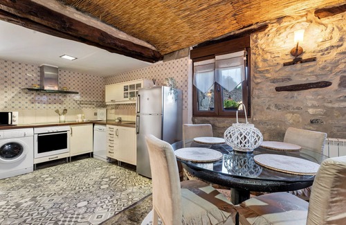Caldearenas House | Holiday Home 'Regalate Paz 2' with Mountain View, Private Pool and Wi-Fi