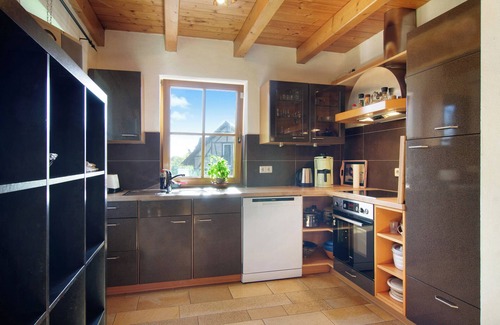 Ostrach House | Holiday Home 'Reis' with Shared Pool, Private Terrace and Wi-Fi