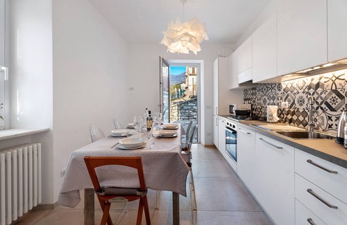 Comero House | Holiday Home 'Residenza Jasmine Grey Apartment' with Private Garden and Wi-Fi