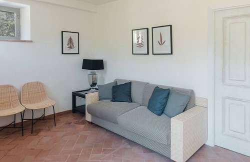 Petriolo House | Holiday Home "Rosa" with Mountain View, Private Garden & Wi-Fi