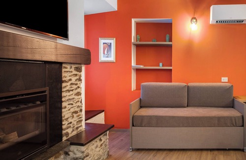 Valtellina House | Holiday Home 'Rosso' with Mountain View, Wi-Fi and Air Conditioning