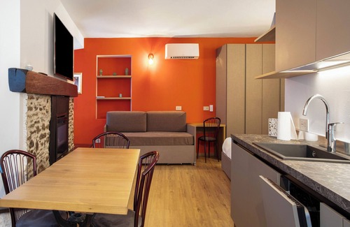 Valtellina House | Holiday Home 'Rosso' with Mountain View, Wi-Fi and Air Conditioning