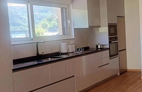 Rio Caldo House | Holiday Home 'Serração T2' with Lake View, Wi-Fi and Air Conditioning