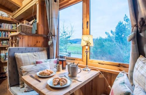 Balnain House | Holiday Home Shepherds Hut by Interhome