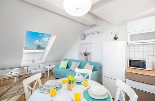 Skrip House | Holiday home Škrika -Three Bedroom Home with heated Pool and Jacuzzi
