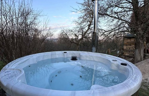Skrad Cottage | Holiday Home Sleme with jacuzzi, big garden and fireplace