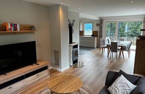Bodensdorf House | Holiday Home 'Steinrose' with Lake View, Private Terrace and Wi-Fi