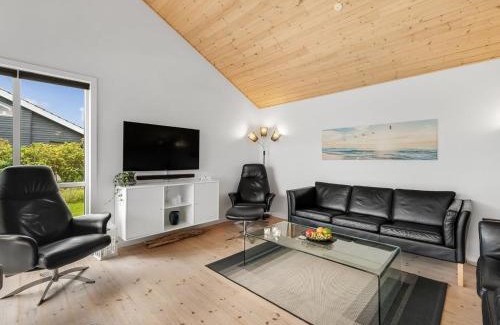 Nørre Fjand House | Holiday Home Sylwia - from the sea by Interhome