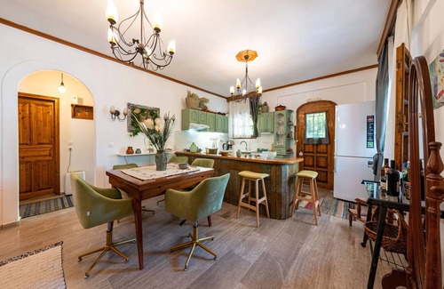 Lefkimmi House | Holiday Home 'Theodora' with Mountain View, Wi-Fi and Air Conditioning