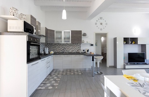 Porto Palo House | Holiday Home 'Torre Del Mare' with Private Pool, Private Terrace and Wi-Fi